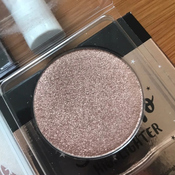 Highlighters Makeup - Picture 3 of 5